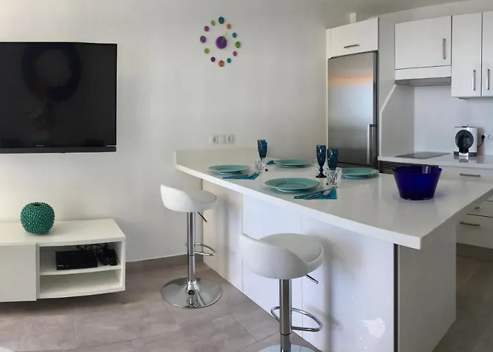 Las Arenas - Apartamento Moderno Con Vistas Al Mar Y Wifi Veloz De Fibra Optica شقة *
